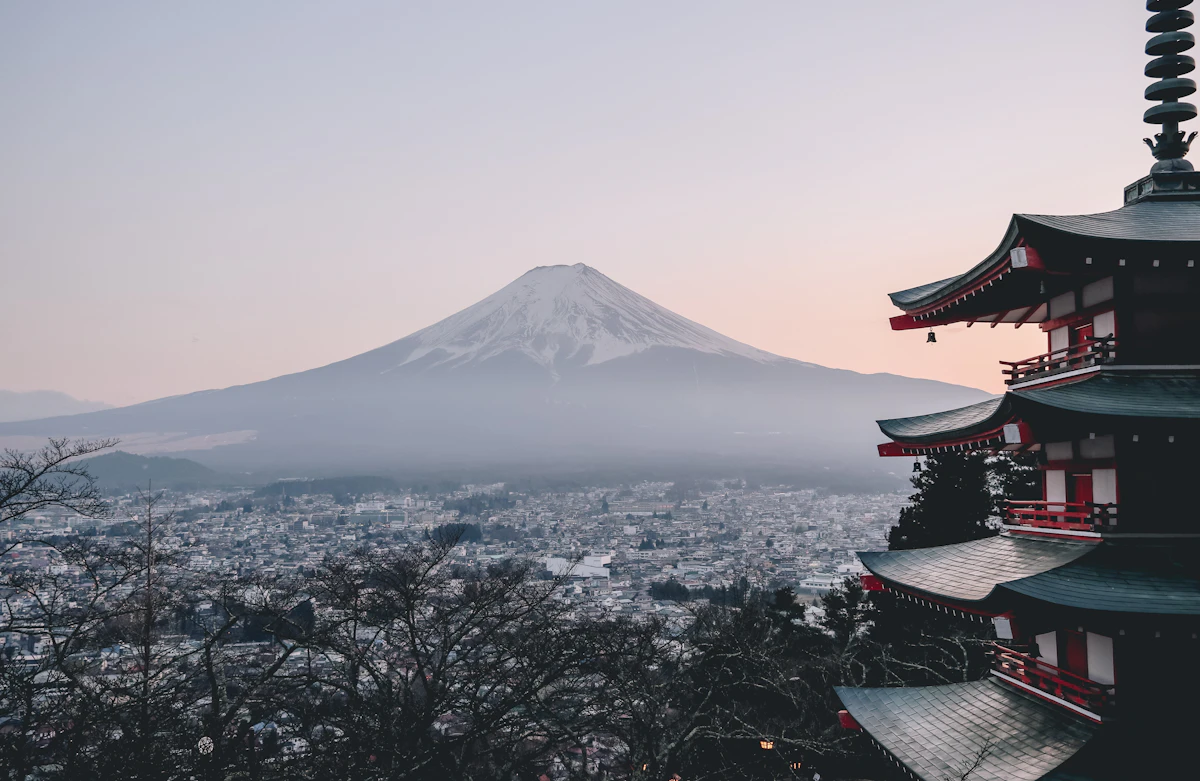 日本傳統城郭與山景