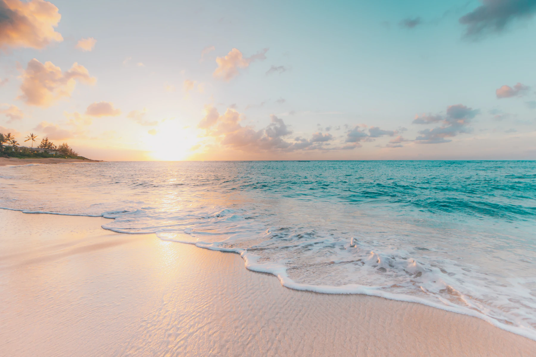 夕陽下的海灘與浪花